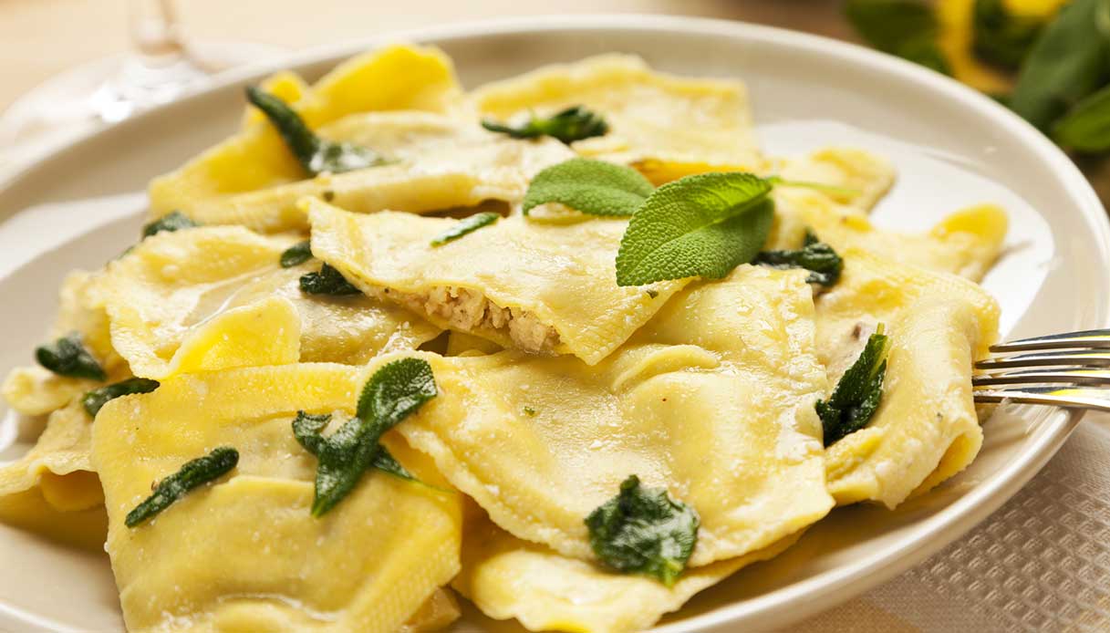 Ravioli di Ricotta e Spinaci con Burro e Salvia: Eleganza e Delizia nella Cucina Italiana